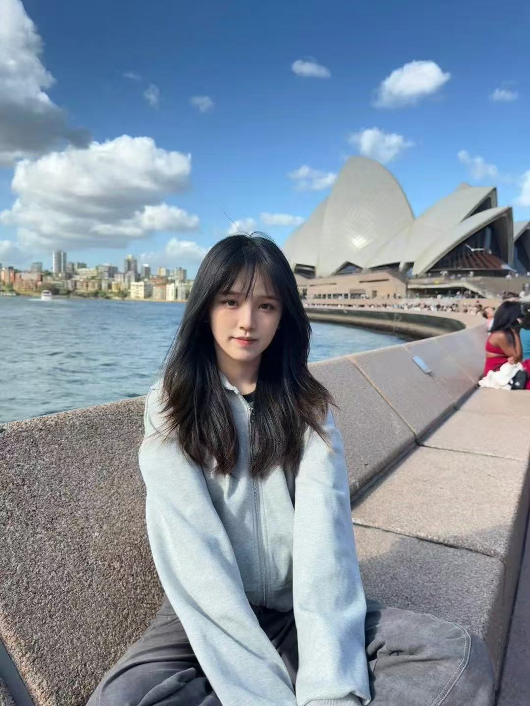 章怡在悉尼歌剧院前